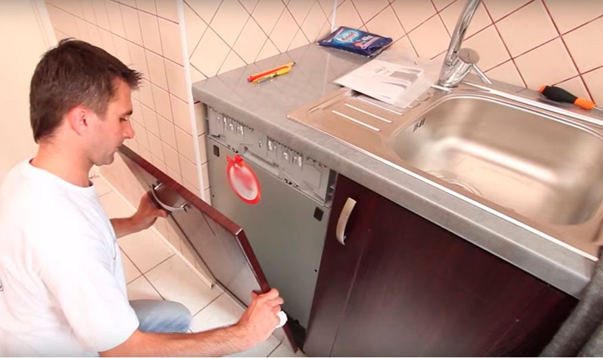 Как установить посудомоечную машину в готовую. Посудомоечная под раковину. Посудомоечная машина под мойку. Посудомойка с раковиной. Мойка с посудомоечной машиной.